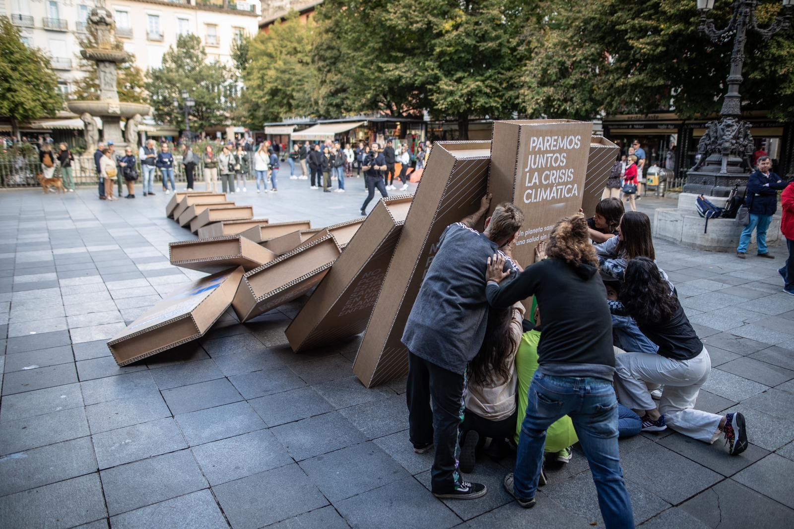 Un grupo de activistas de MSF intenta frenar el efecto dominó de la crisis climática en la representación llevada a cabo en la Plaza Bibrambla