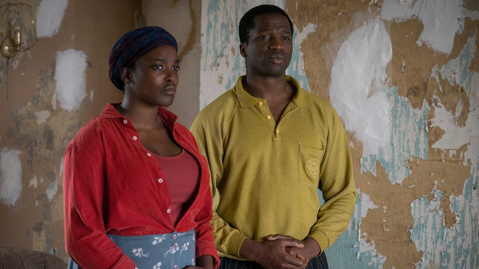 Wunmi Mosaku y Sope Dirisu, protagonistas de 'Casa ajena'.