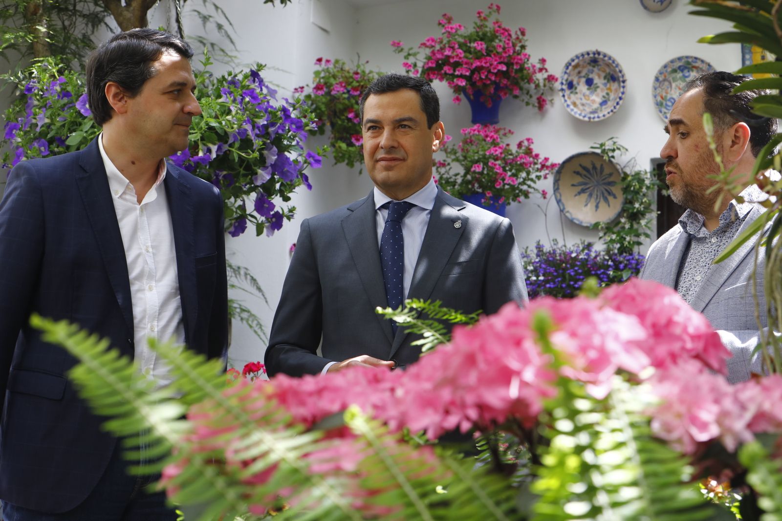 La visita de Juanma Moreno a los Patios de Córdoba, en imágenes.