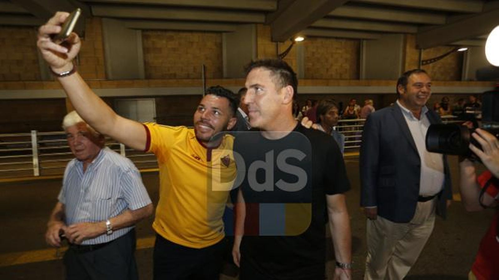Berizzo se fotografía con un aficionado en el aeropuerto de Sevilla.