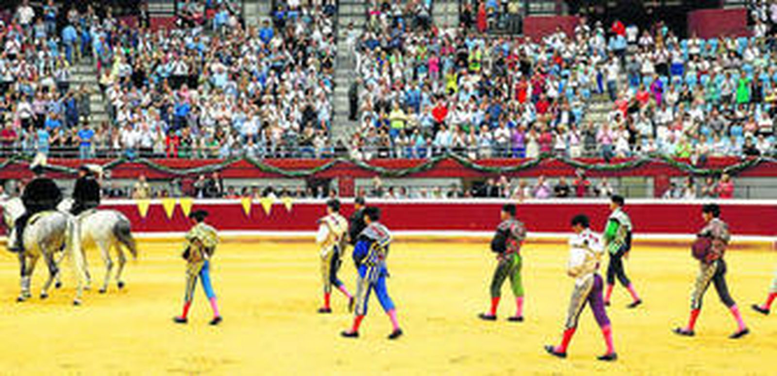 Tras dos años sin toros, San Sebastían vivió ayer un nuevo paseíllo en Illumbe a cargo de Ponce, Manzanares y López Simón,