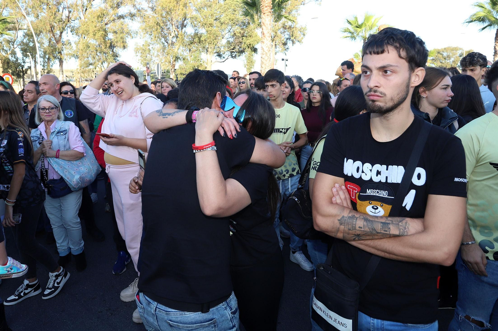 Imágenes del monumento a Súper Hugo en la rotonda frente al Nuevo Colombino