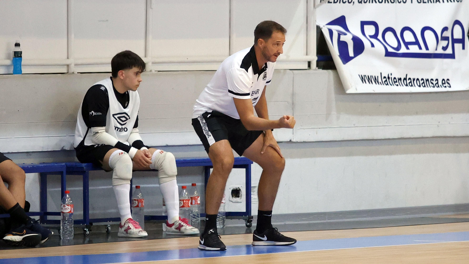 Isco Torres da instrucciones a sus jugadores desde la banda.