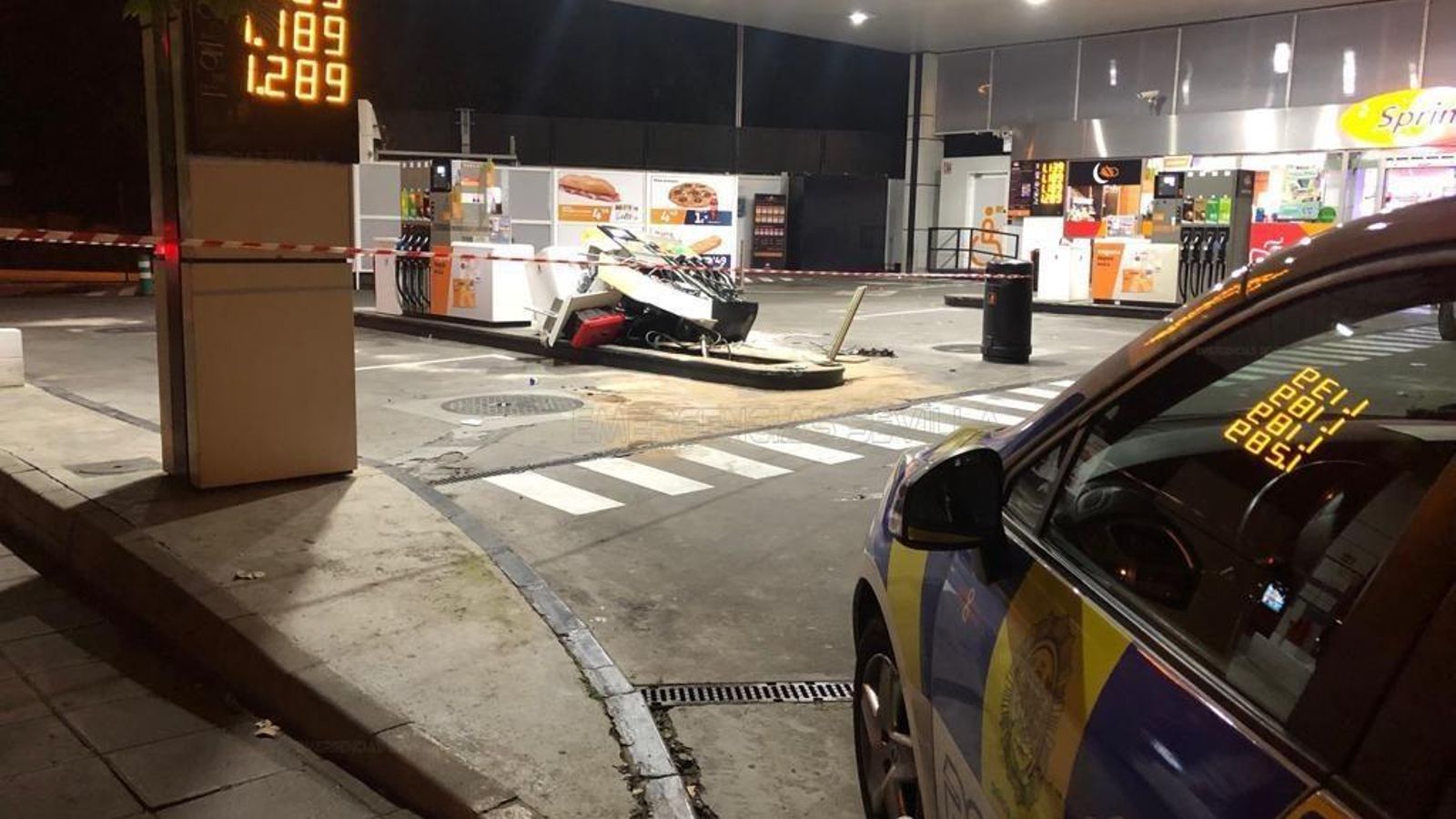 Una imagen de la gasolinera tras el accidente de tráfico