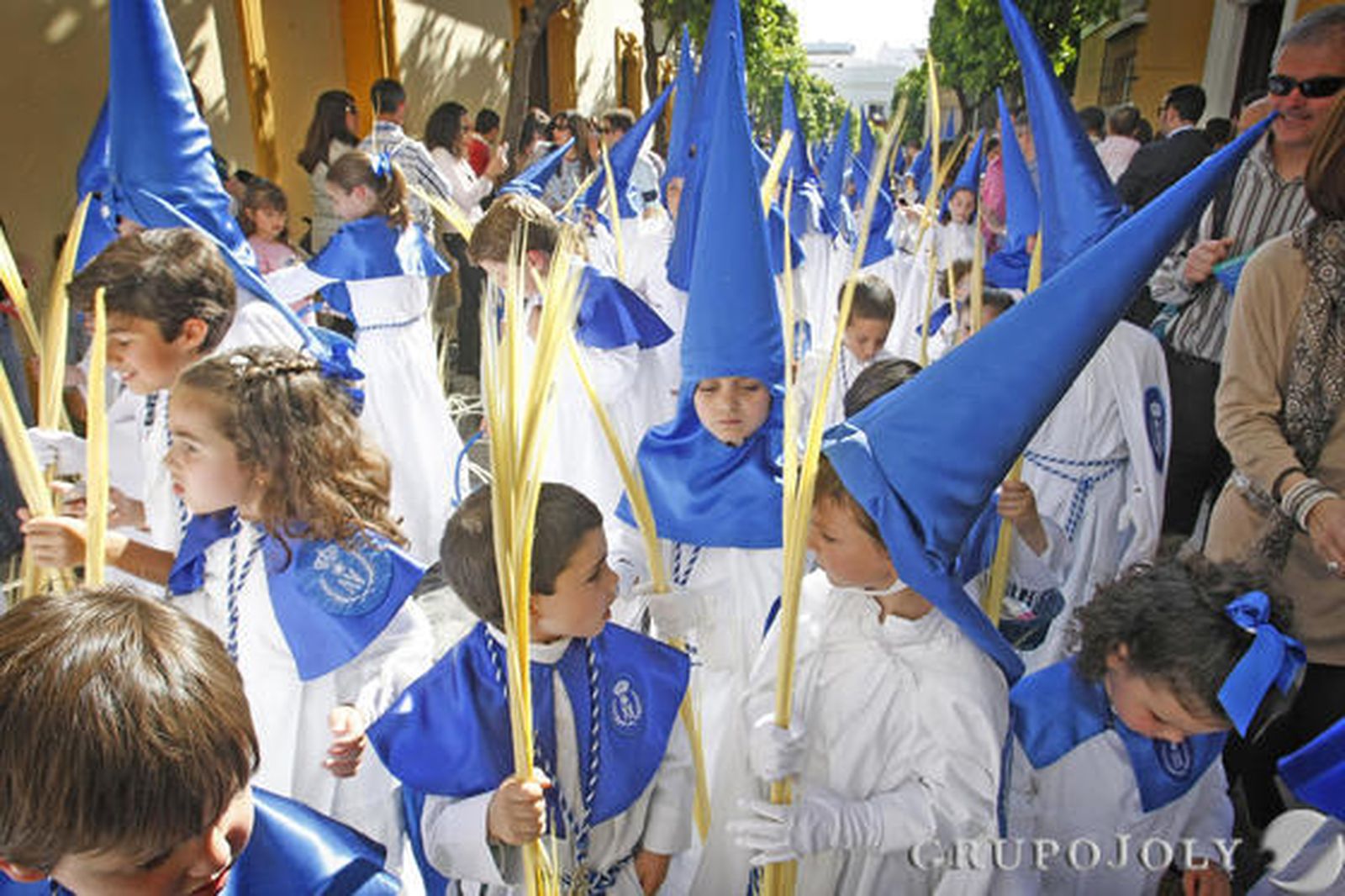 Los niños de la popular Borriquita. Palmas y alegría bajo ese sol radiante que tantos años se ha hecho esperar.

Foto: Pascual
