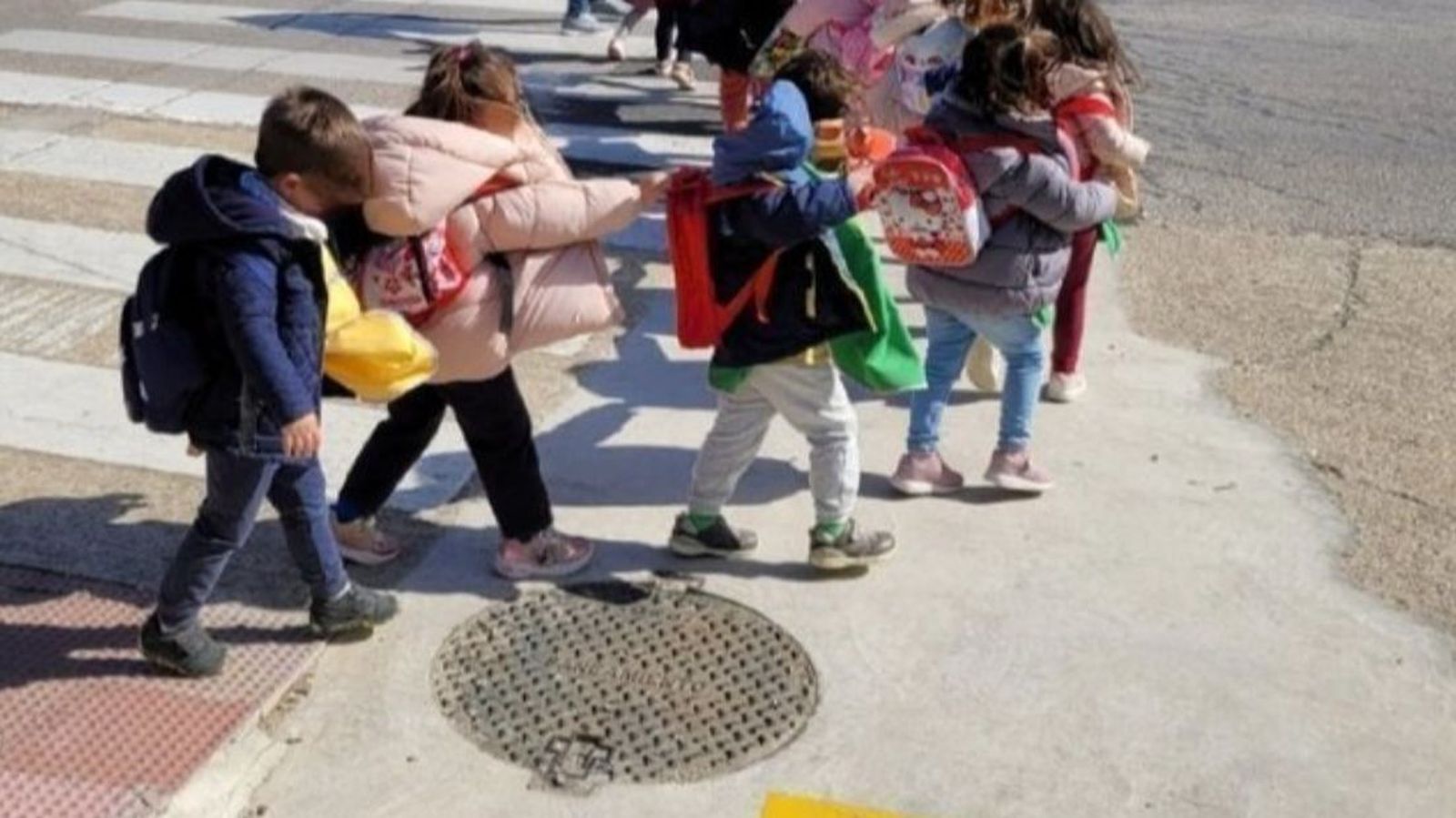 Alumnos de la Escuela Infantil Elvira Lindo durante un traslado al comedor