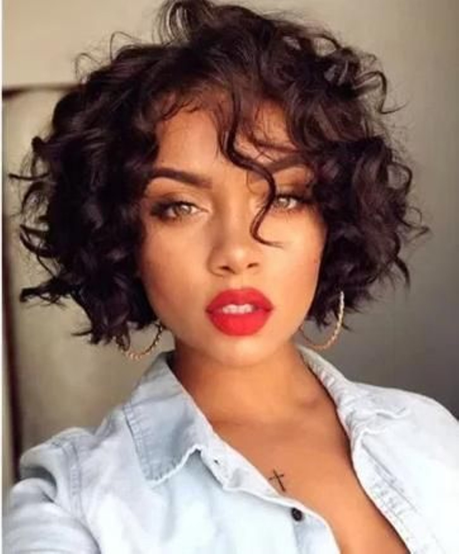 Long pixie para una melena rizada.