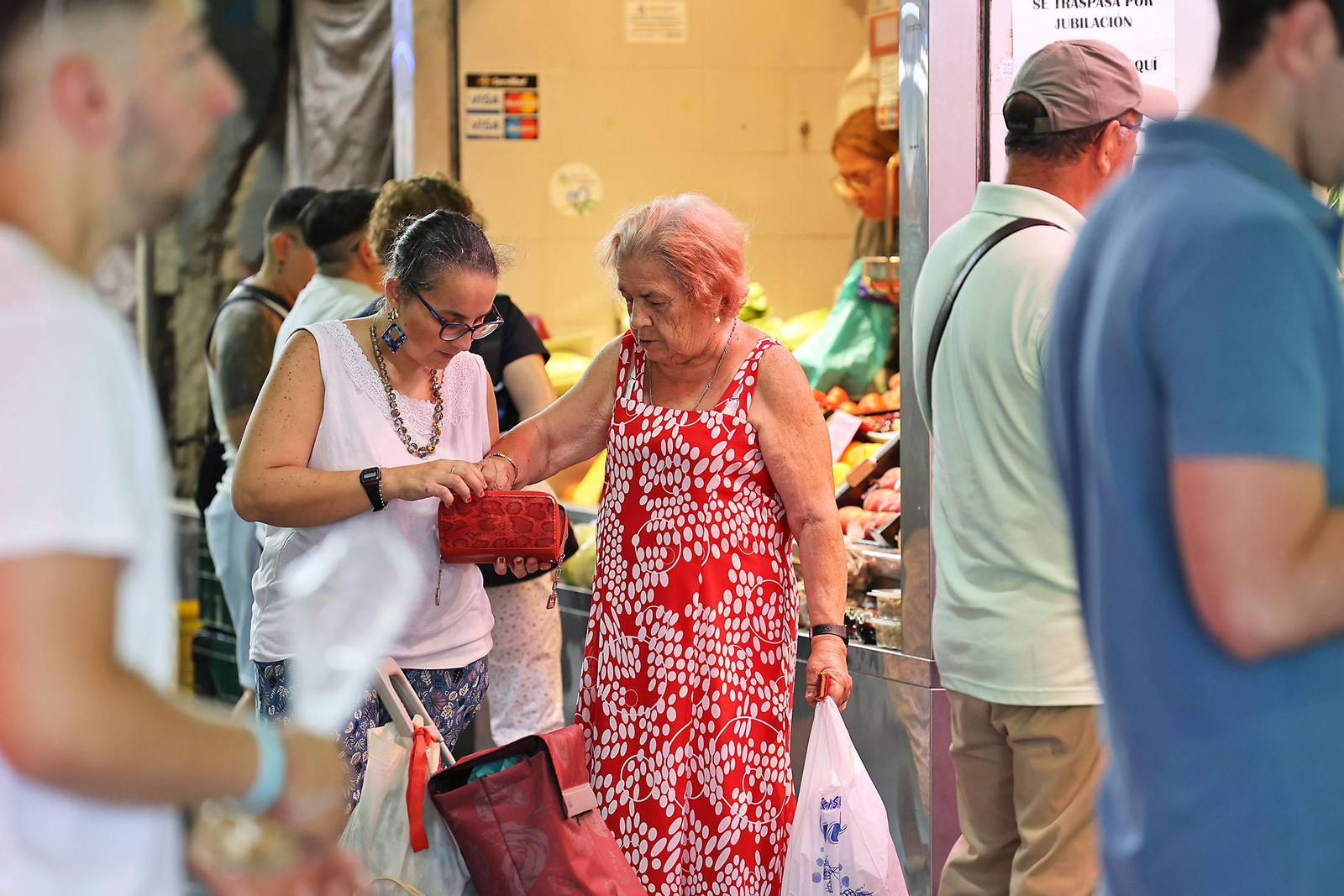 Imágenes de las compras en el entorno del Mercado del Carmen en la mañana de sábado