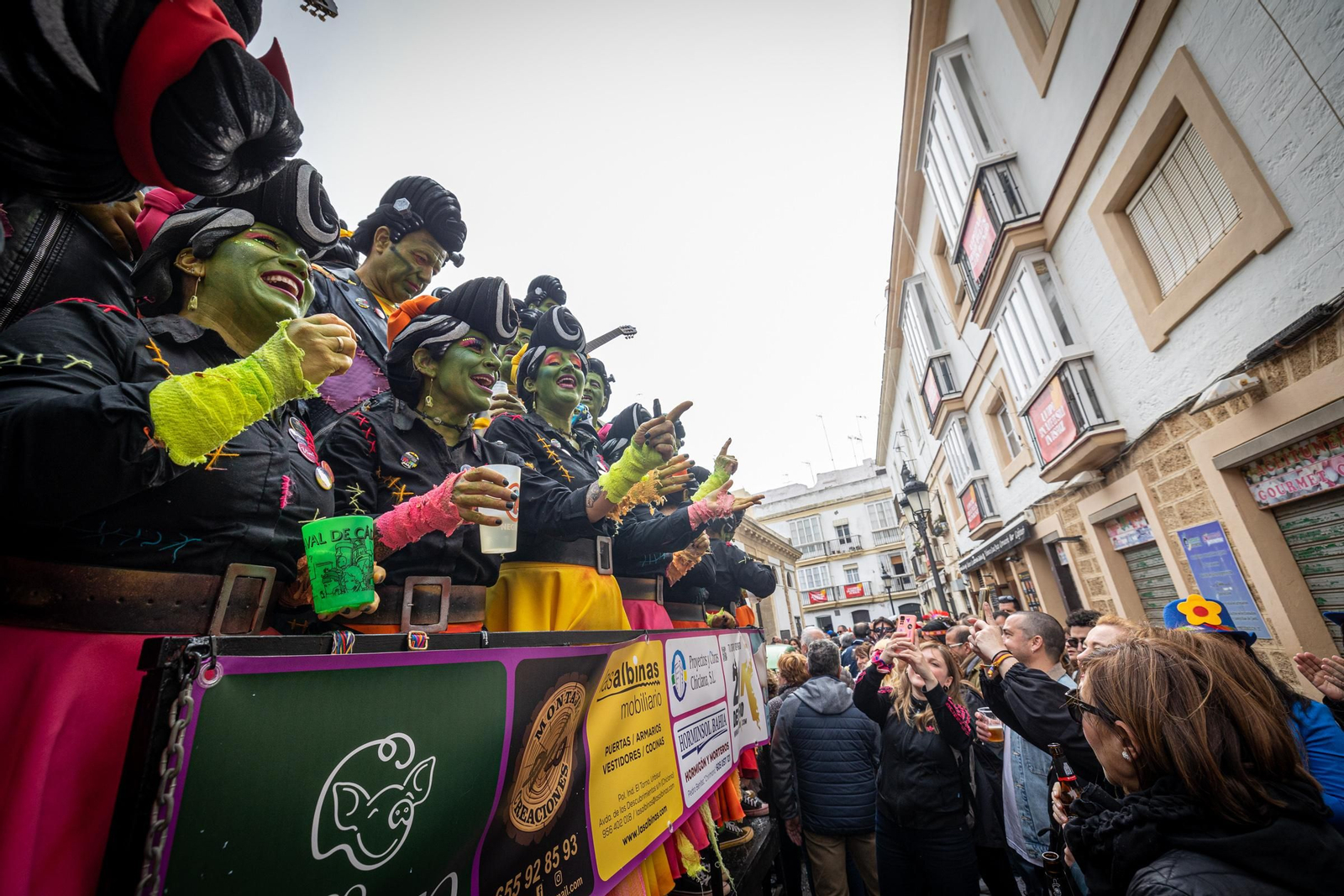 Imágenes del lunes de coros e ilegales del Carnaval de Cádiz 2023
