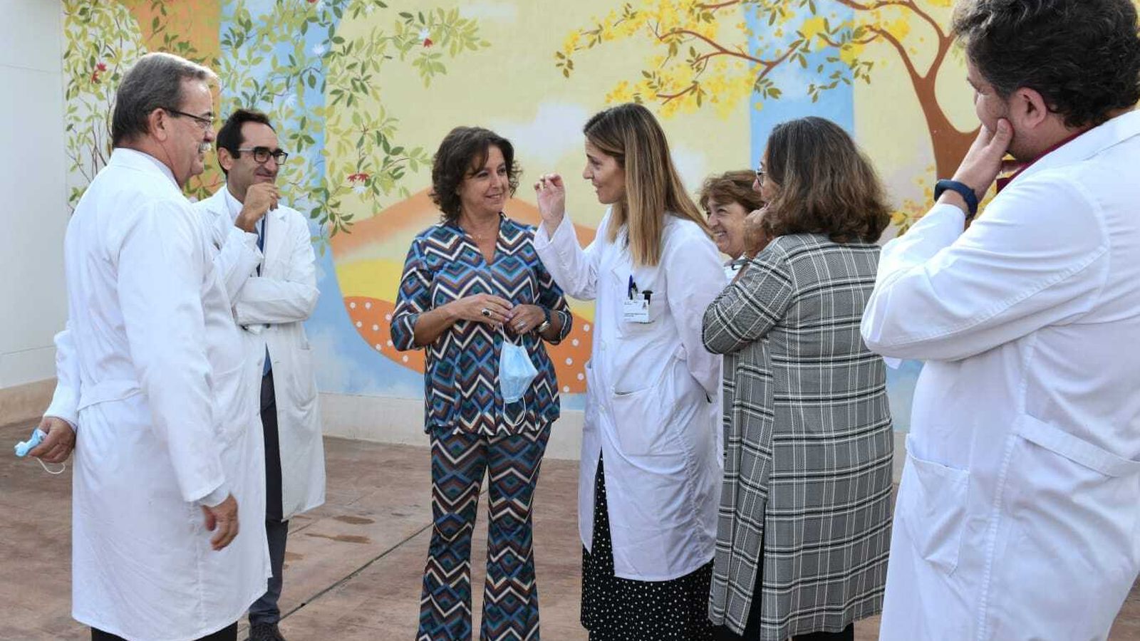 La consejera de Salud, en el centro, durante la visita a las obras de la Unidad de Salud Mental del Hospital Militar.