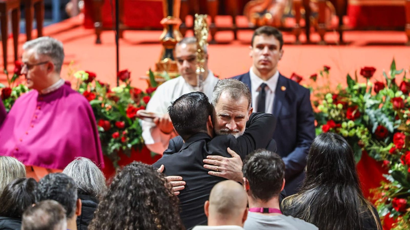 El Rey Felipe VI abraza a uno de los familiares tras la misa funeral por las víctimas de Adamuz.