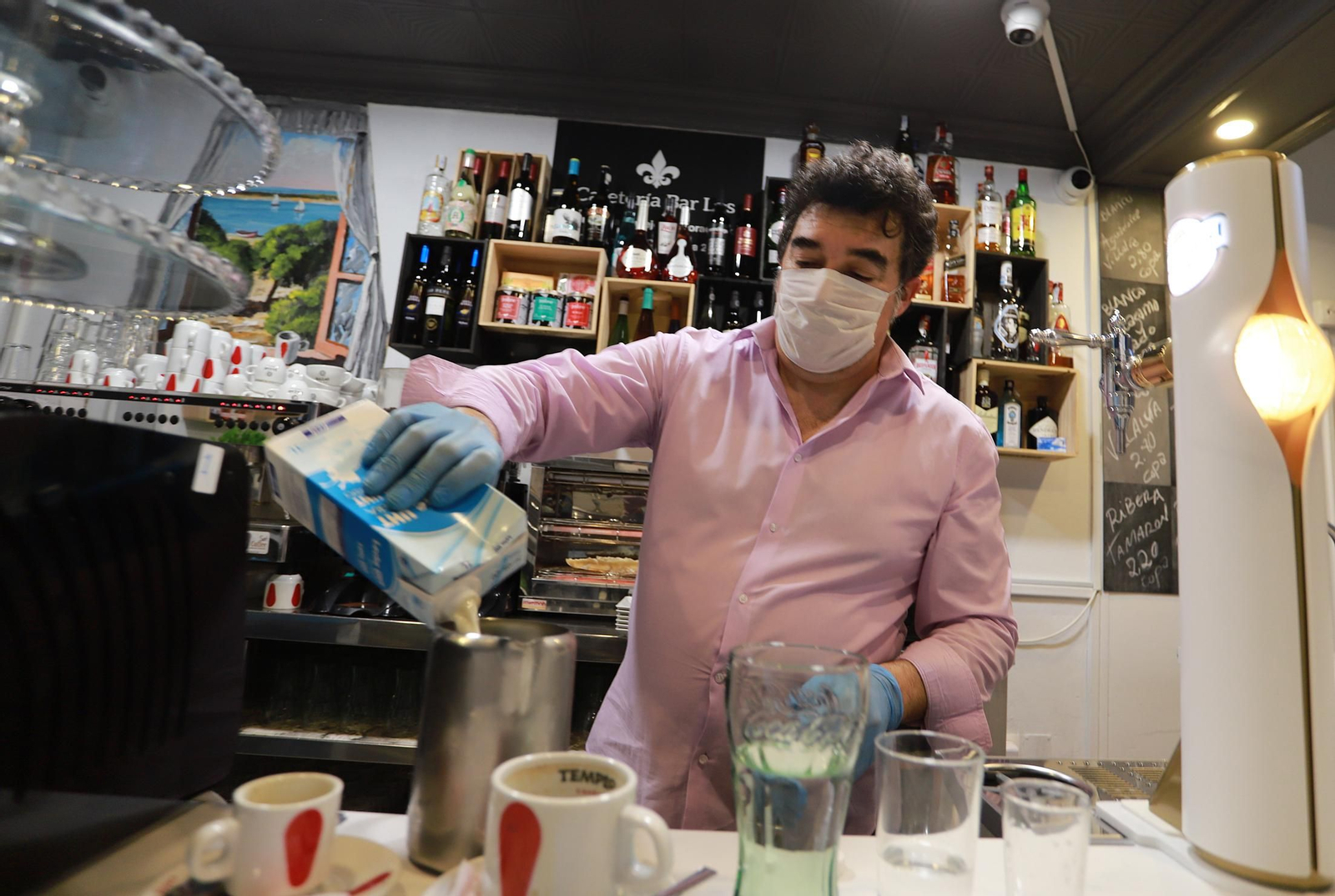 Imágenes de la desescalada en Huelva, primeras horas de la jornada de la fase uno en las calles de la ciudad.