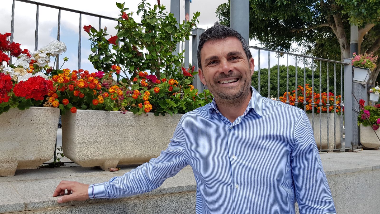 Fran Reyes, próximo alcalde de Los Gallardos, en la Plaza de Andalucía.