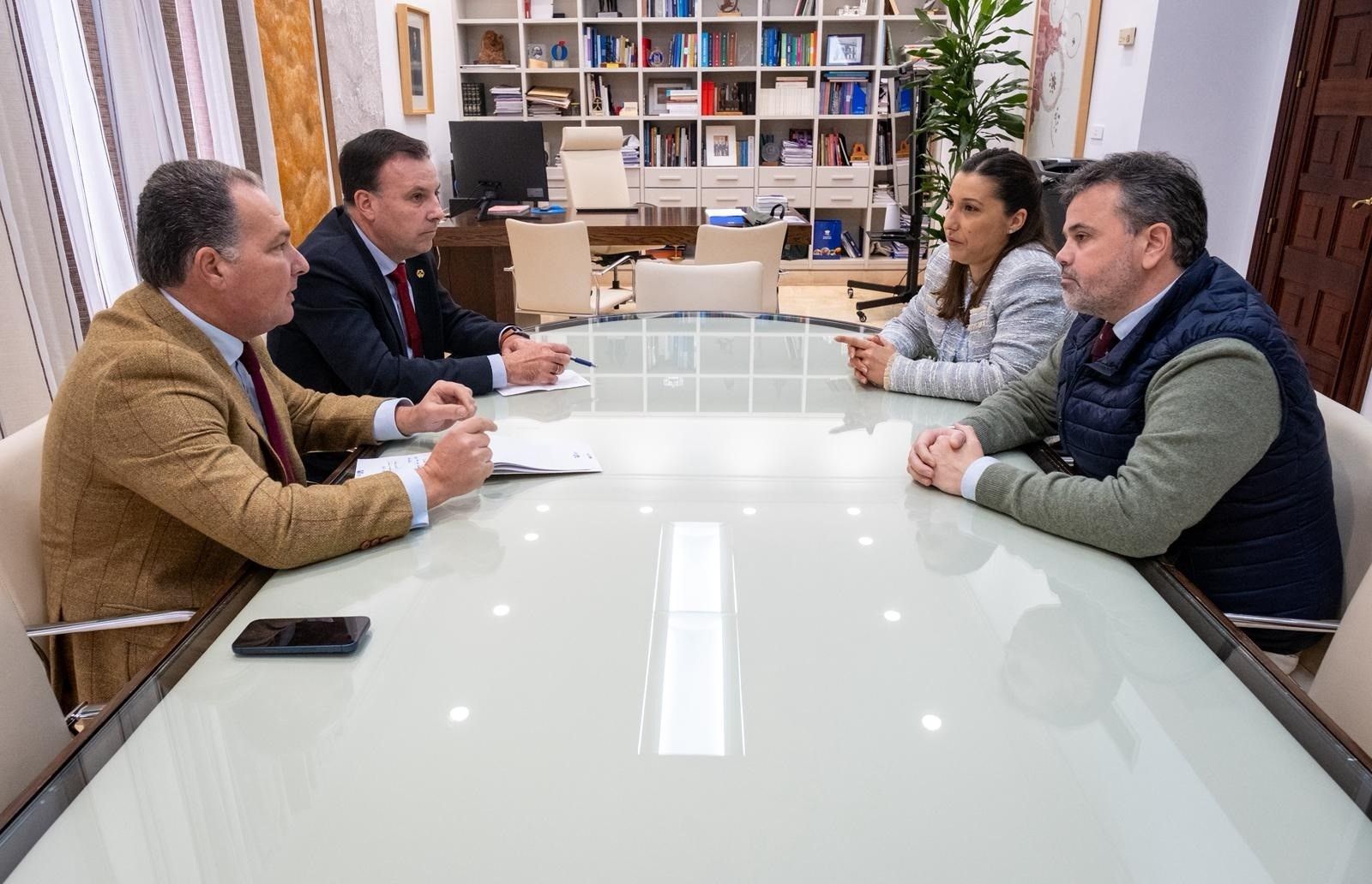 La secretaria general de la FAMP, Yolanda Sáez, y el coordinador general, Diego Jordano, en una reunión de trabajo con el presidente de la Diputación de Huelva, David Toscano, y el diputado de Reto Demográfico, José Carlos Roda.