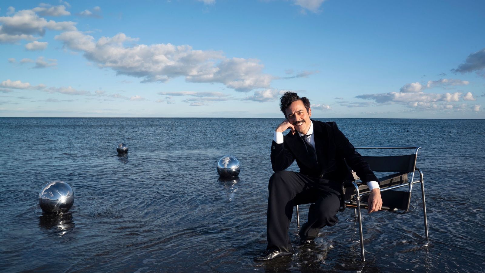 Raúl Rosillo (Algeciras, 1986), director creativo y visual, en el sur de su niñez.