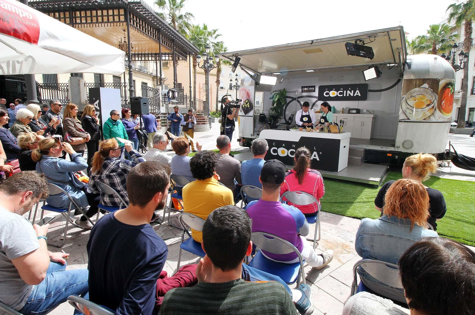 Imágenes de Gabriel Cruz durante la grabación del programa 'Hoy cocina el alcalde'.