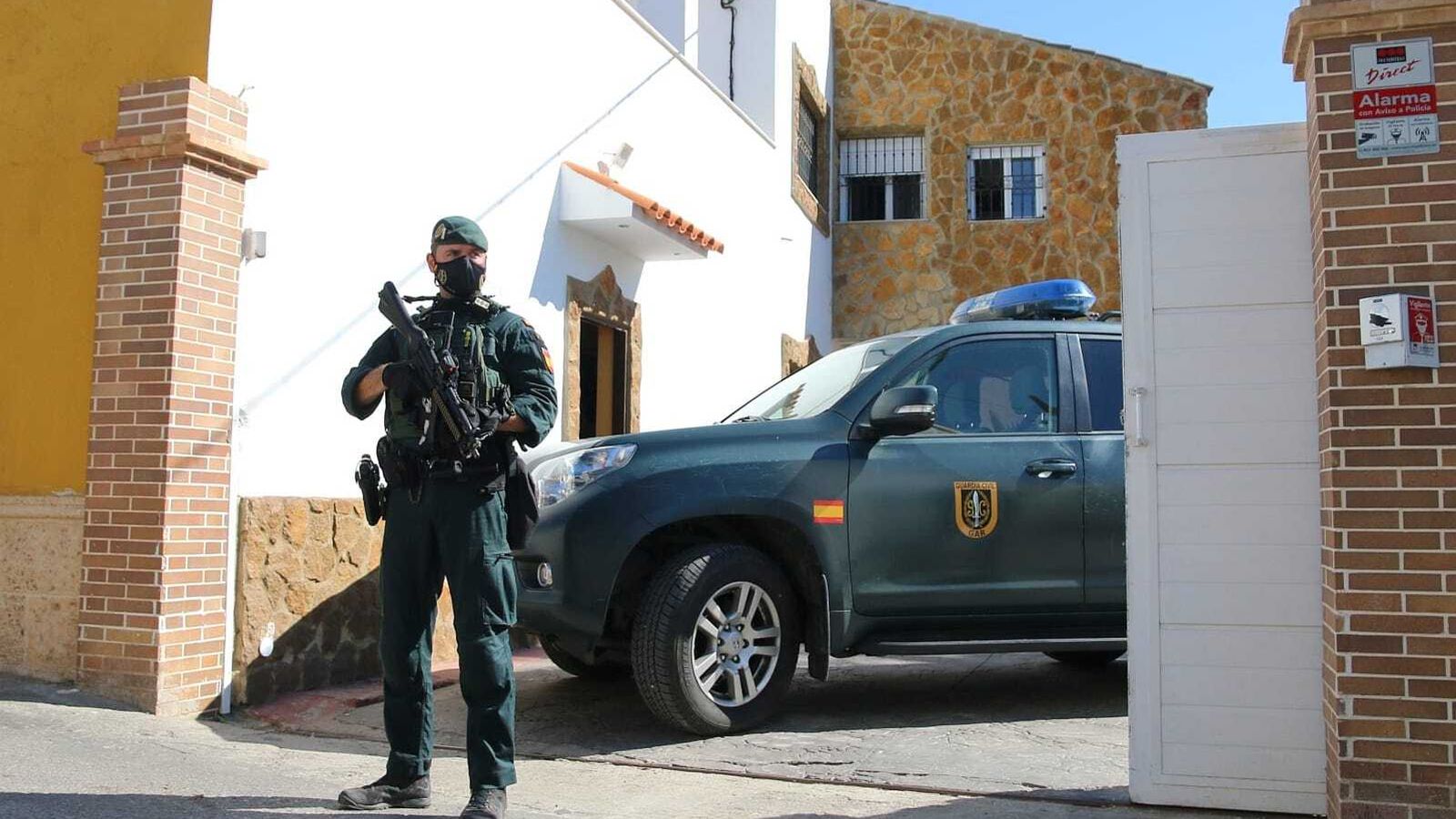 Un guardia civil custodia uno de los inmuebles registrados.
