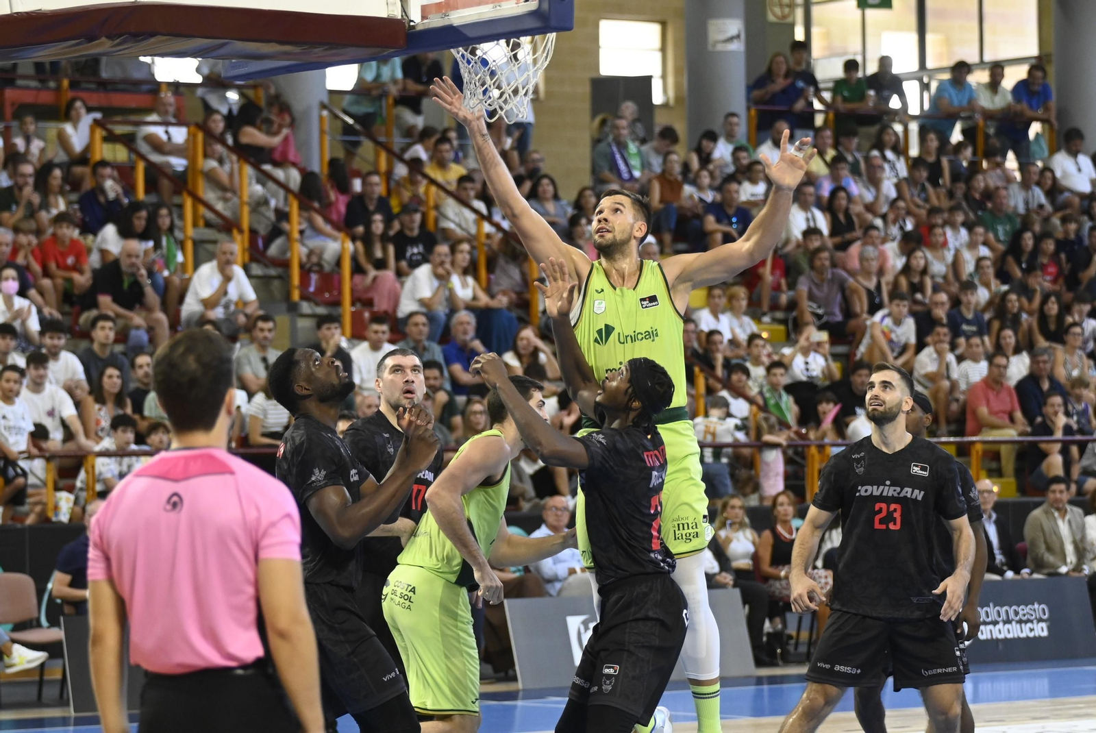Las mejores fotos del ambiente en Vista Alegre para el Unicaja - Covirán Granada de la Copa de Andalucía de baloncesto