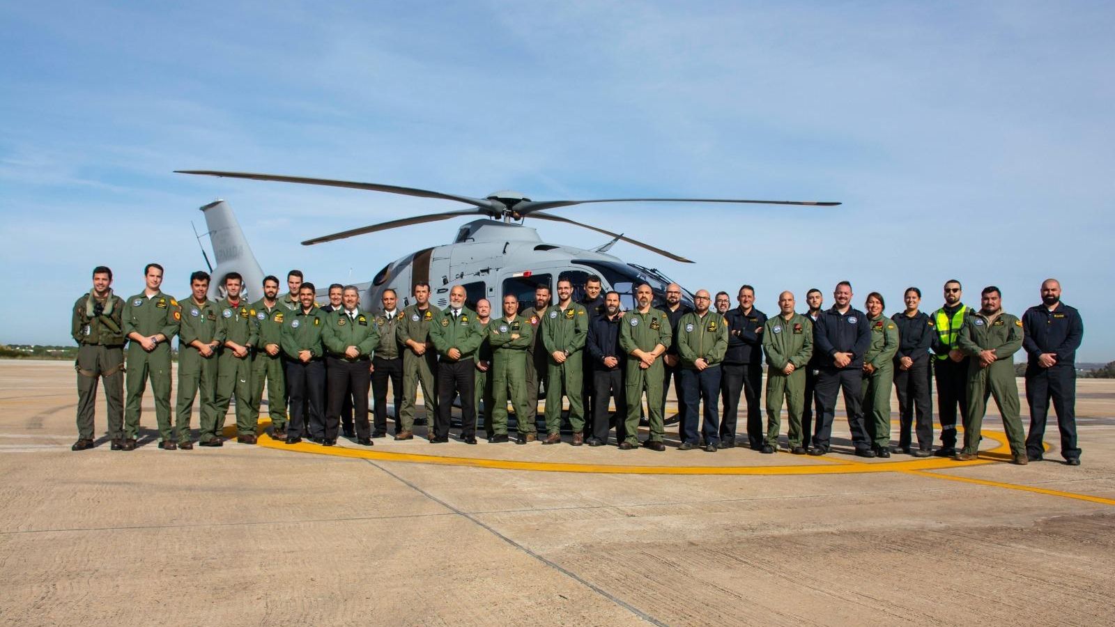 La dotación de la nueva Duodécima escuadrilla de la Flotilla de Aeronaves de la Armada. La dotación de la nueva Duodécima escuadrilla de la Flotilla de Aeronaves de la Armada.