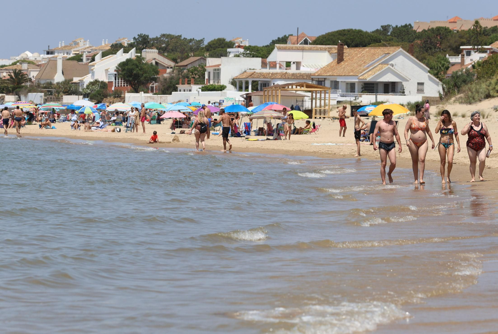 Ambiente en las playas de Huelva en la mañana de domingo