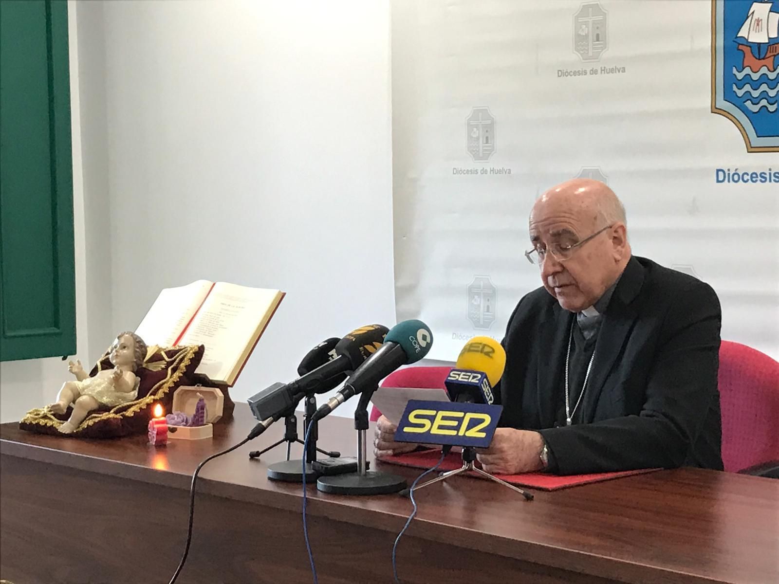 El obispo de Huelva, José Vilaplana, en la lectura de su mensaje.