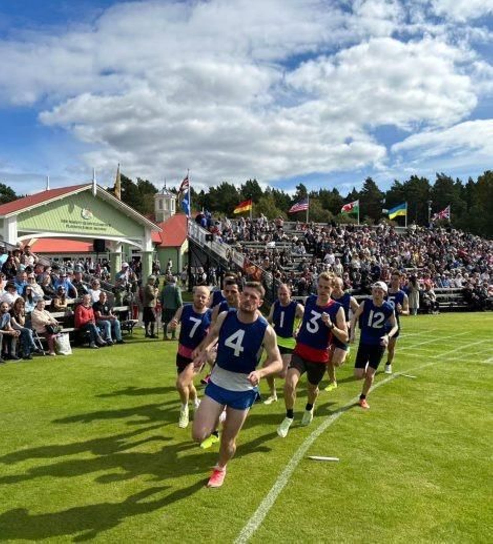 Una carrera de los Braemar Highland Games.