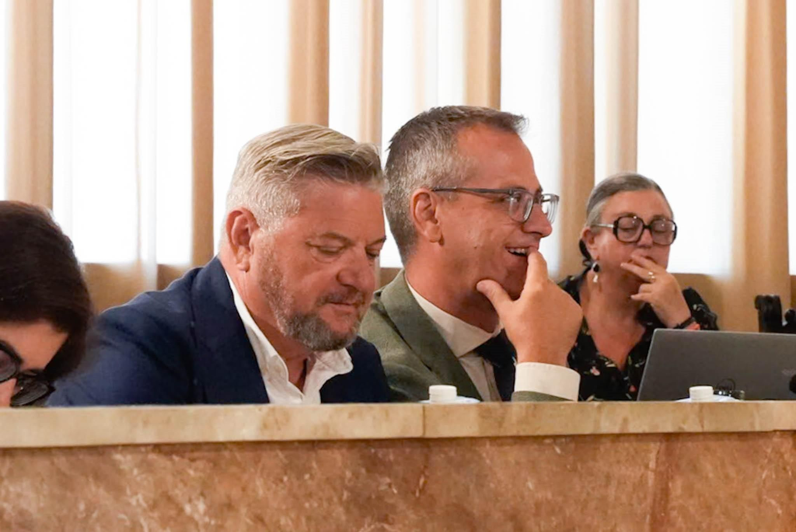 Antonio Urdiales, durante su intervención plenaria, junto a Diego Cruz