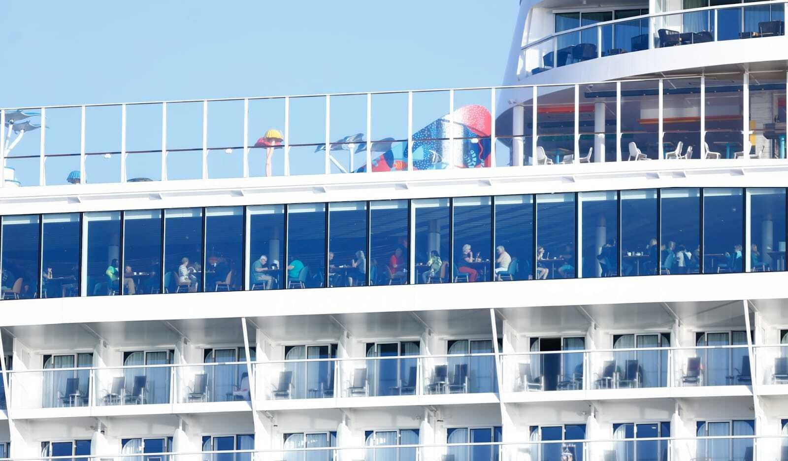 El pasaje desayuna en uno de los restaurantes del buque.