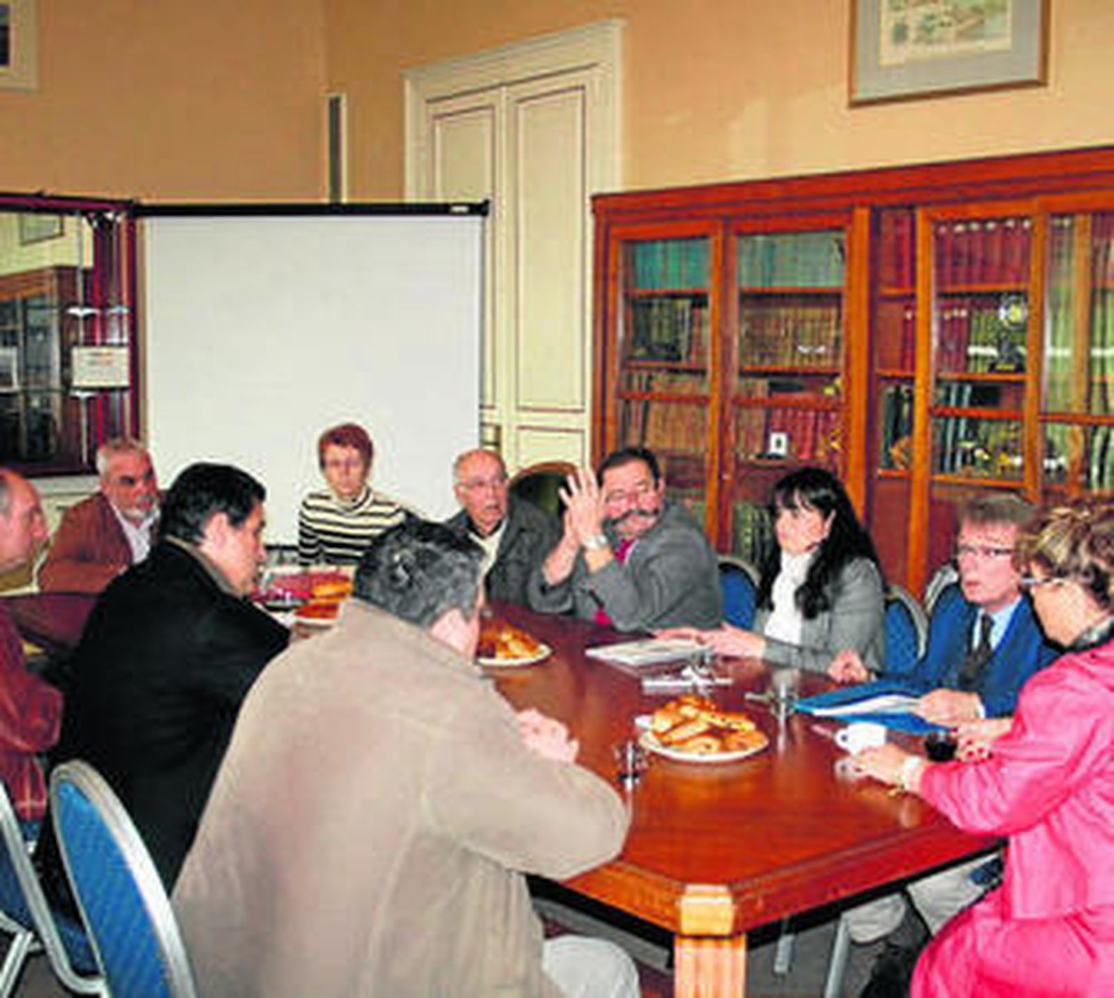 Reunión en el Ayuntamiento de Ruffec (Francia), el pasado enero.