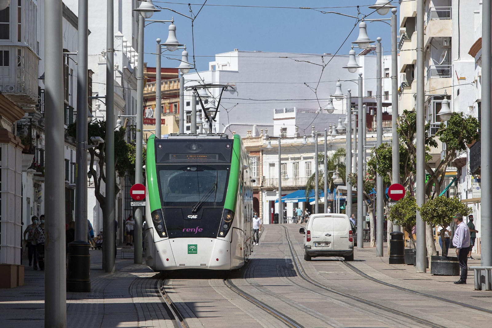 El tranvía metropolitano, en pruebas por la calle Real de San Fernando. El tranvía metropolitano, en pruebas por la calle Real de San Fernando.