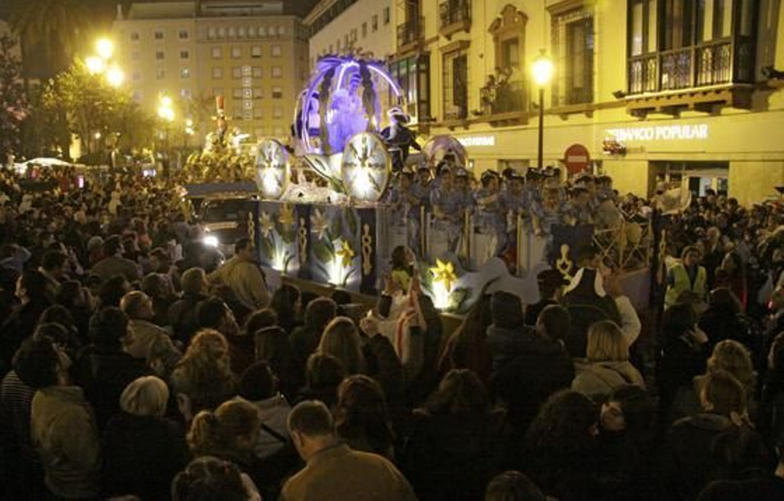 Las carrozas de la Cabalgata de los Reyes Magos en su paso por el centro.

Foto: Belén Vargas