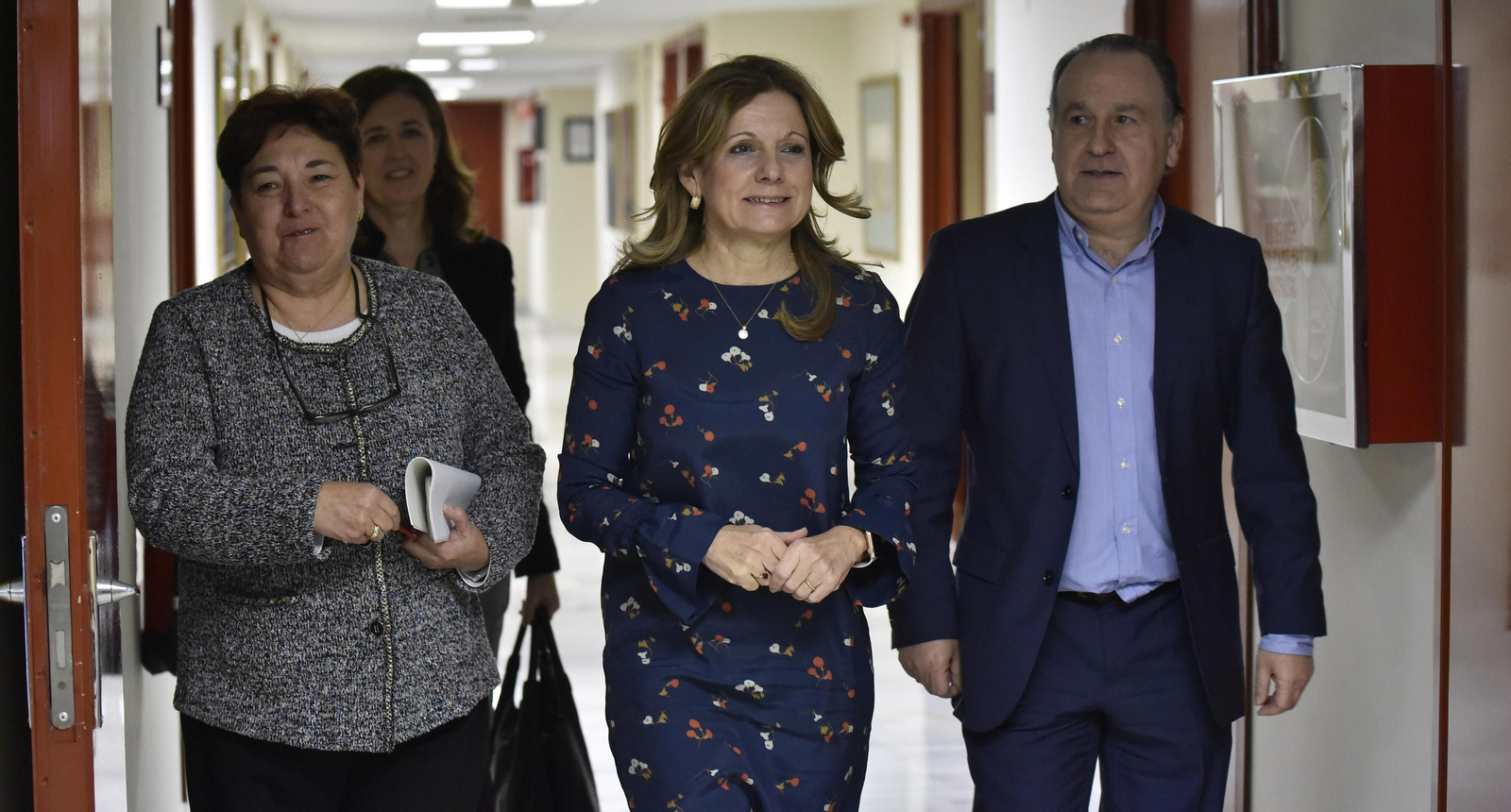 La consejera de Salud, Marina Álvarez, en el centro acompañada por Francisca Antón, Dolores Alguacil y Luis Jiménez, ayer en el Virgen del Rocío.