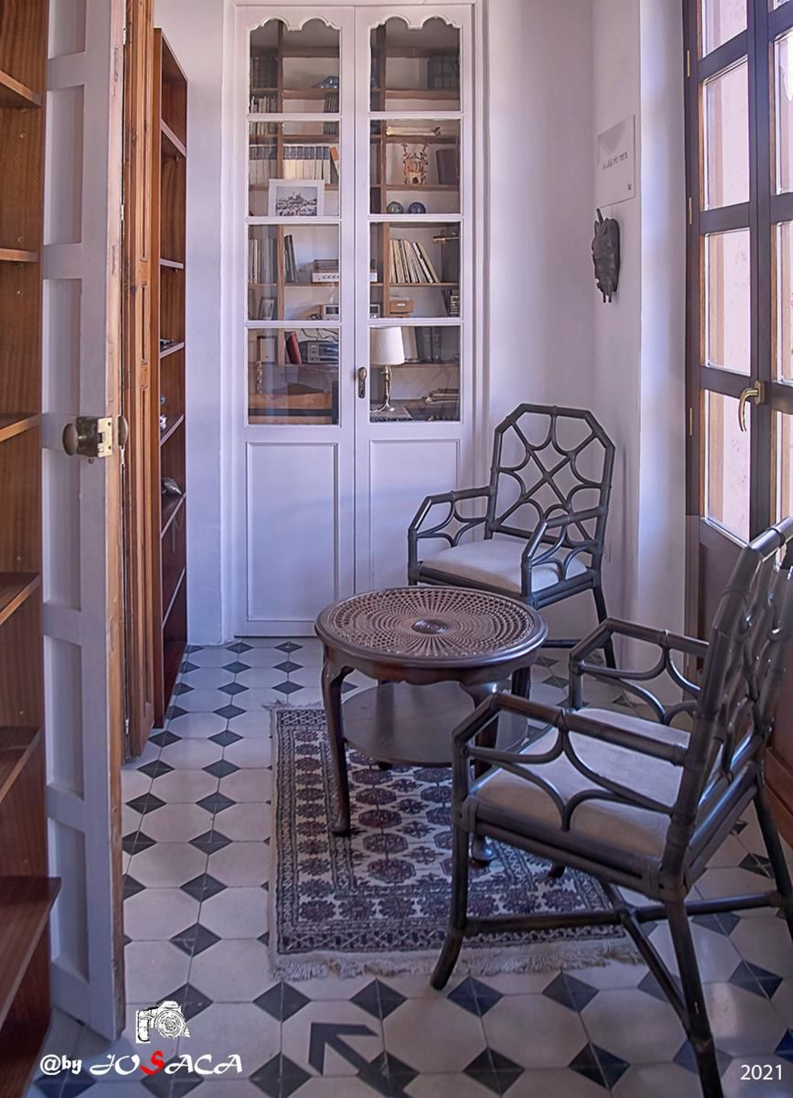 Ventanal con dos sillas y mesita