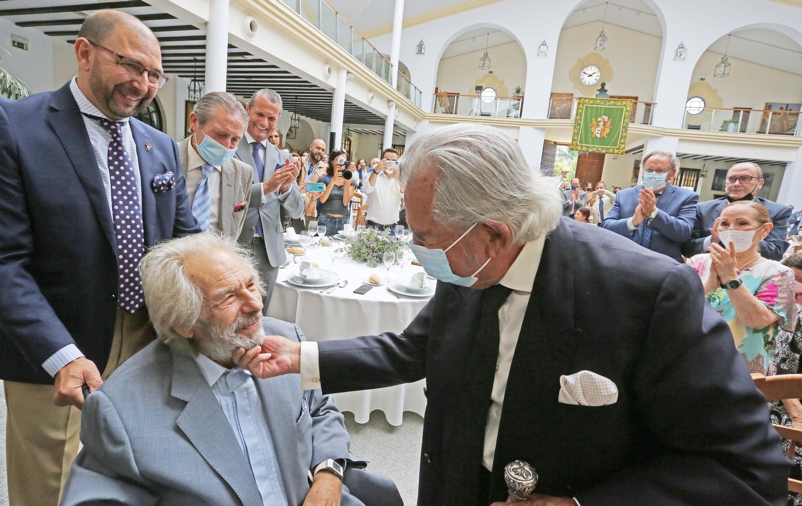Rafael de Paula impone la insignia de oro de la peña Tío José de Paula a Manuel Morao en Jerez