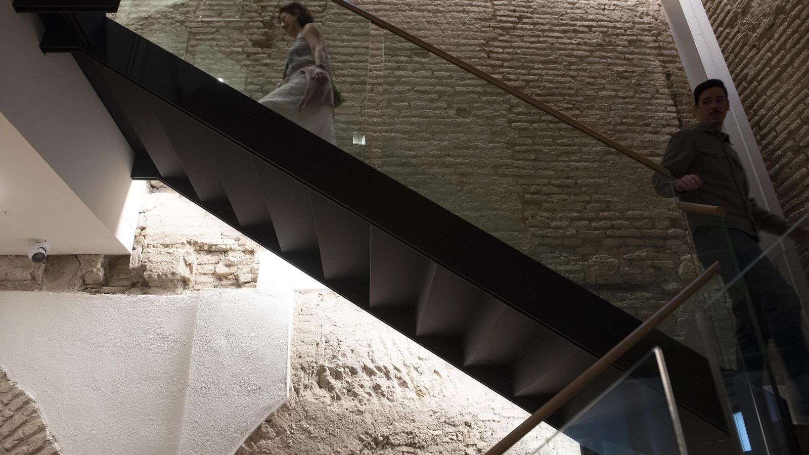 En un recorrido por la escalera, se pueden observar distintos elementos, la altura original de la nave central y las laterales, así como el tramo que ya corresponde a la ampliación del XIX.