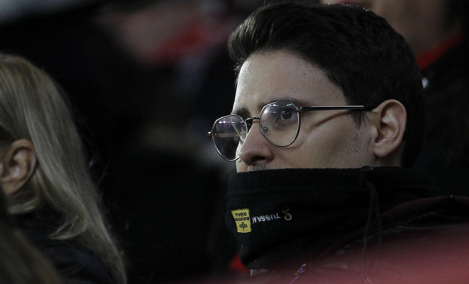 Bufandas para protegerse del frío en la noche del domingo en el estadio de Nervión.