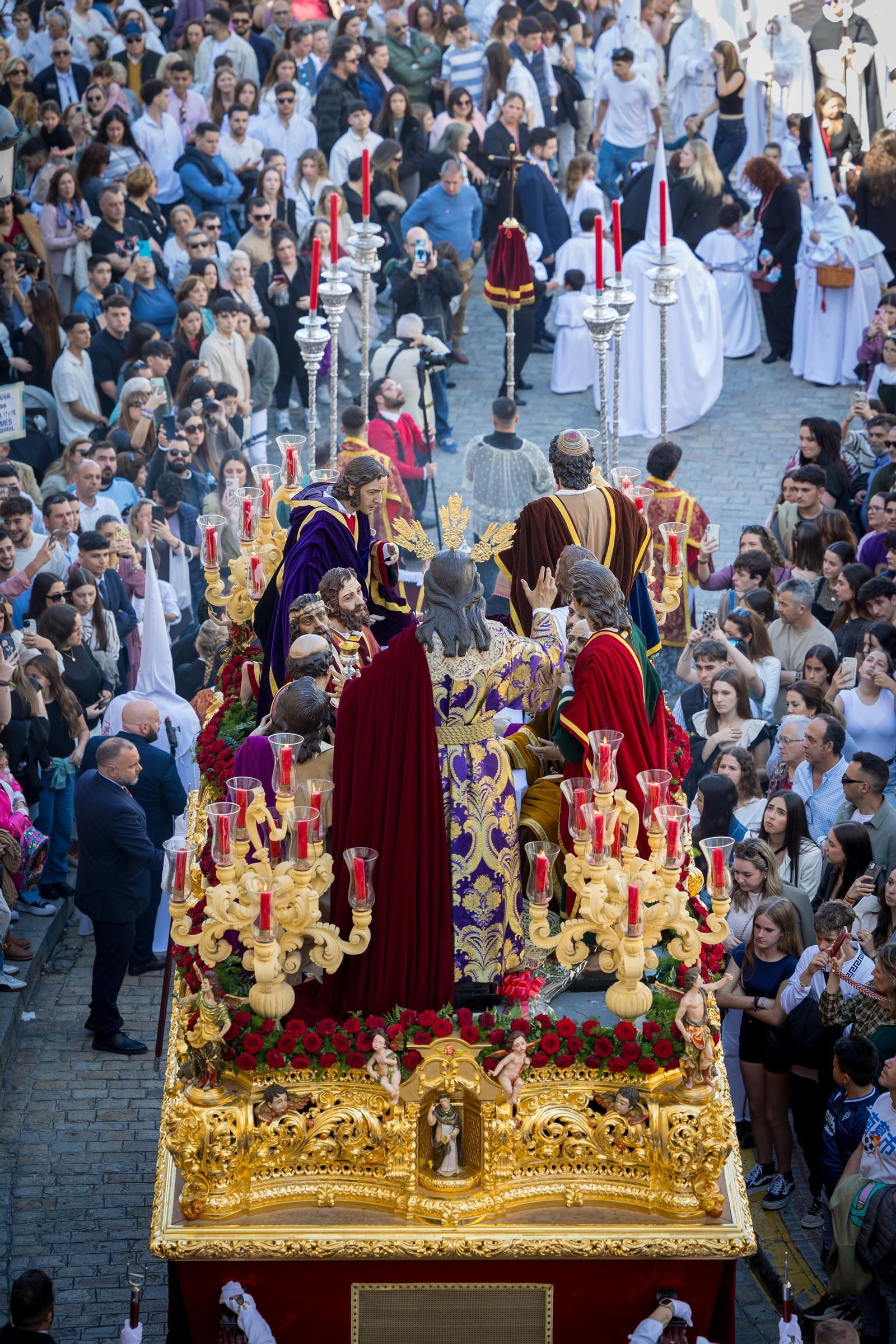 Imágenes de la salida de la Sagrada Cena en la Semana Santa de Cádiz 2025