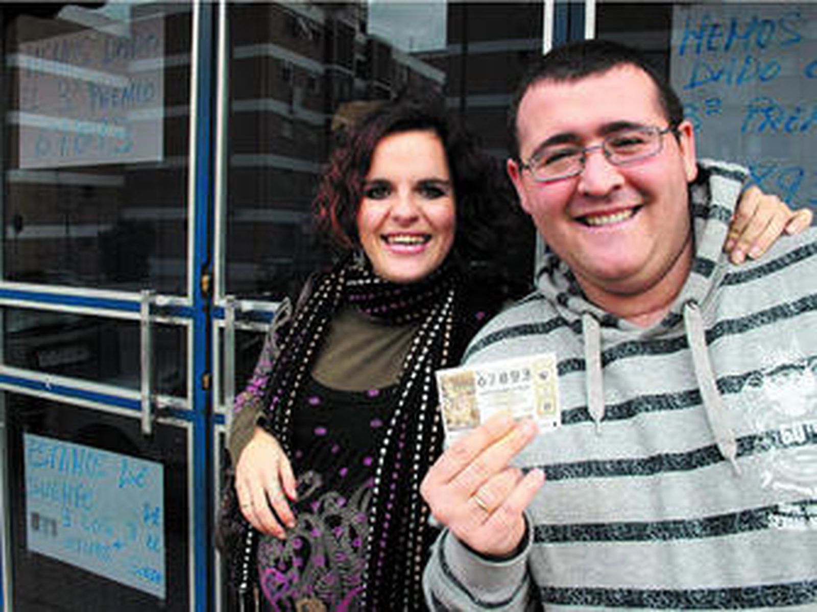 Miguel Ángel Ortigosa y su esposa, Laura Muriana, que está embarazada, resultaron premiados.