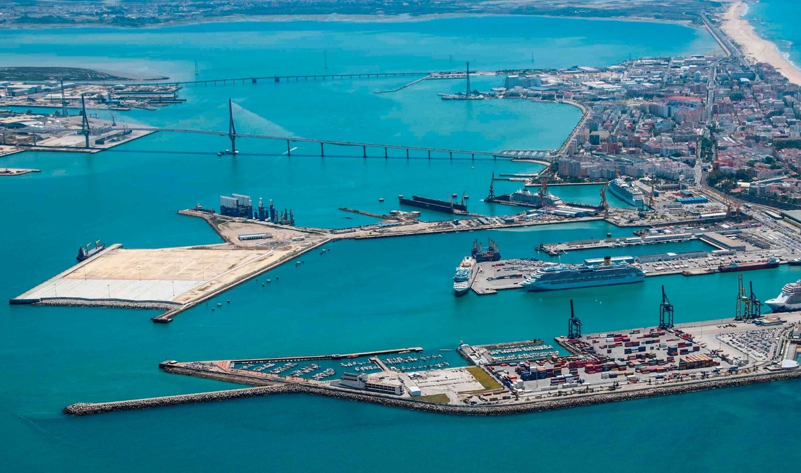 El puerto con los muelles gaditanos.