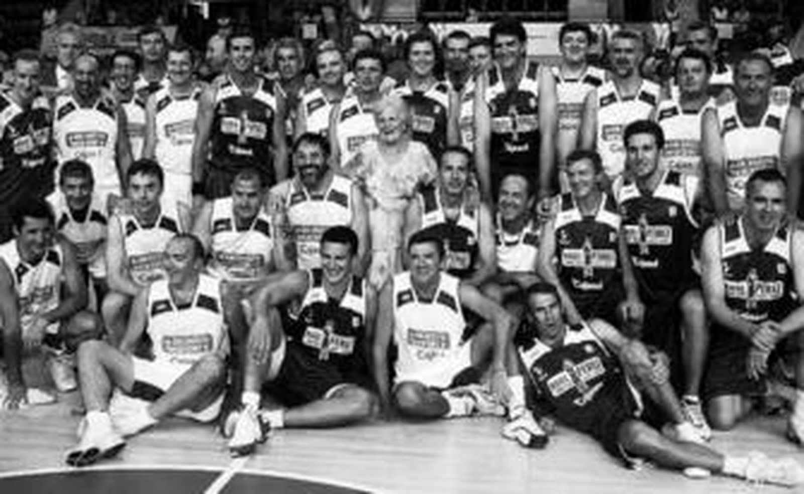 La mayoría de los participantes en el homenaje posan en la imagen de familia.