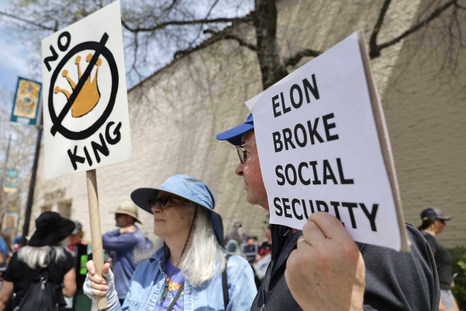 Miles de manifestantes contra Trump y Musk en EEUU: "¡Quita tus manos!"