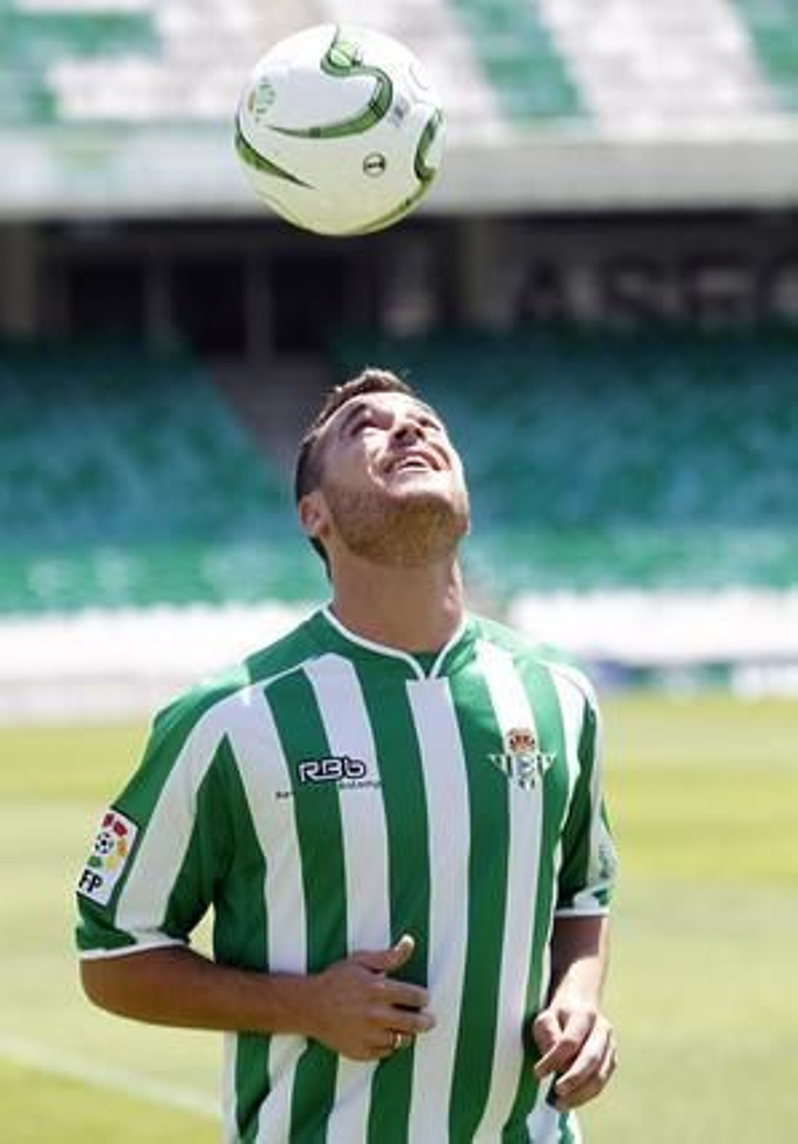 Presentación del nuevo jugador bético, Javier Chica.

Foto: Antonio Pizarro