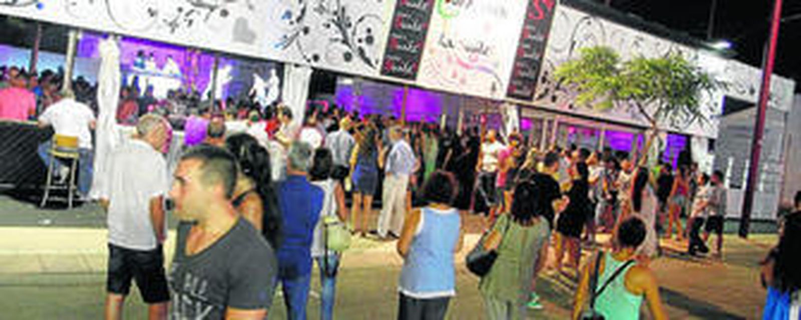 La caseta de CSIF Joven-La Suite con Diario de Almería, una de las que acaparó el mayor público en el Real durante las ocho noches festivas.