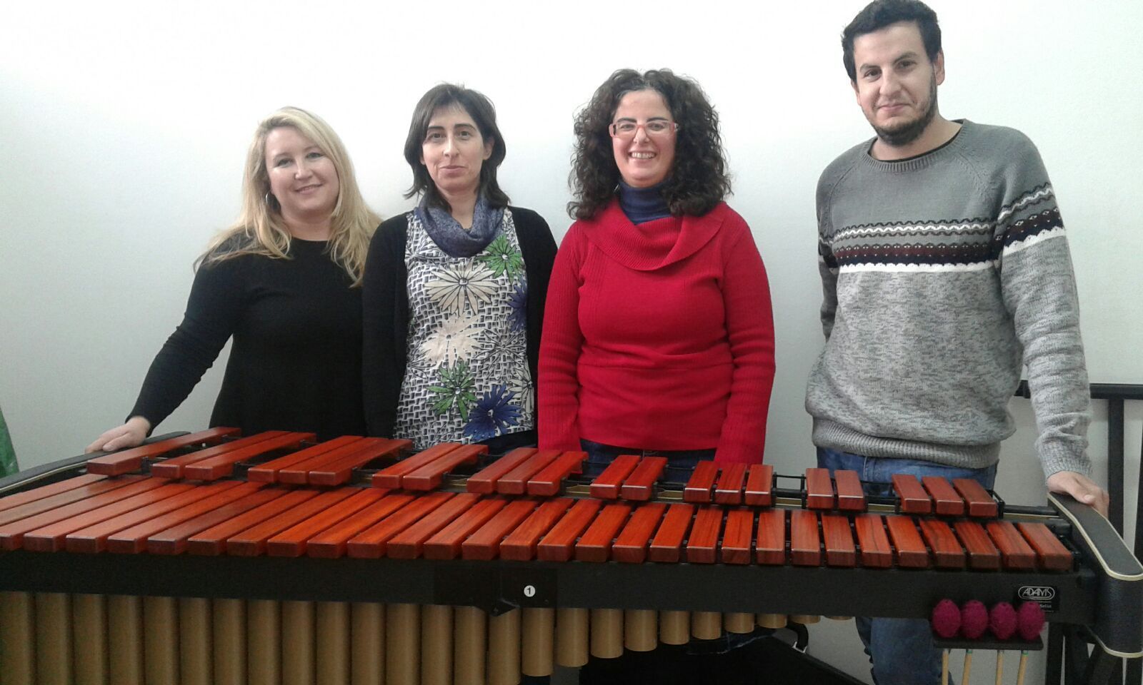 Responsables del Ayuntamiento, Geocycle y la Escuela de Música con la nueva marimba.