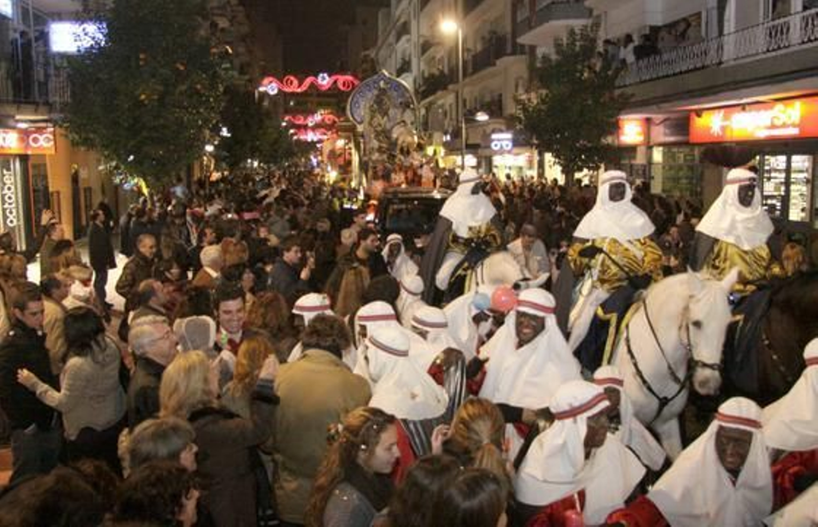 Cabalgata de los Reyes Magos por la calle Asunción. / Belén Vargas