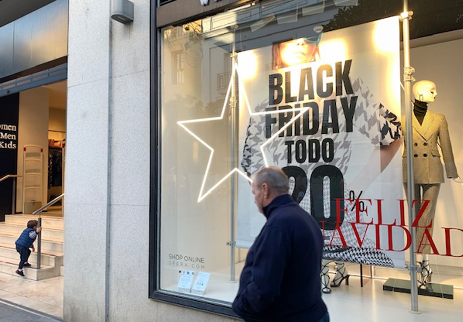 Escaparate de una tienda de la calle Larga con ofertas por el Black Friday.