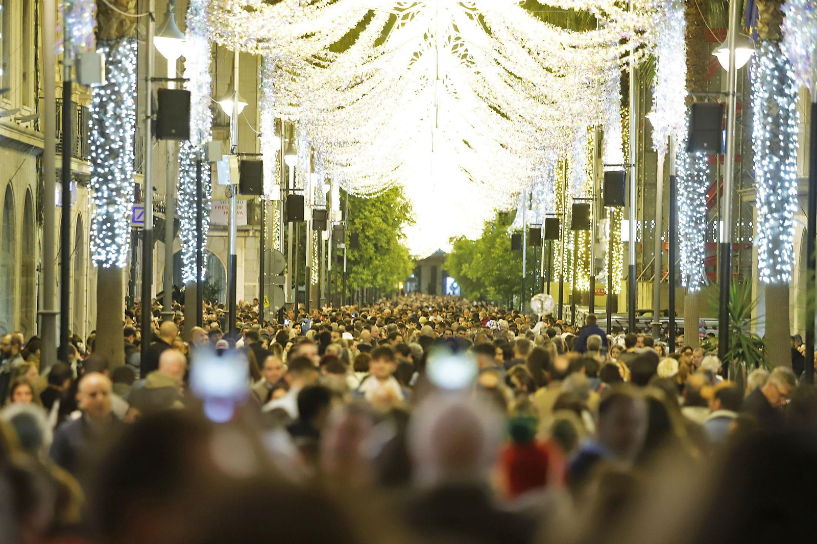 Imágenes del alumbrado navideño en las calles de Huelva