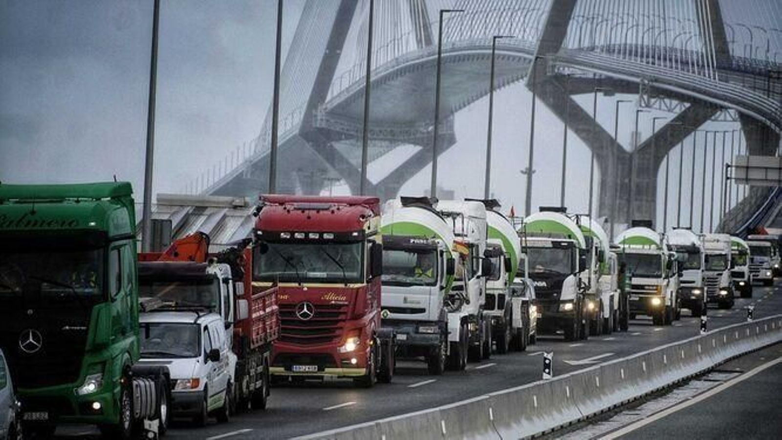 Una hilera de camiones, haciendo una marcha lenta de protesta en el puente de Cádiz.