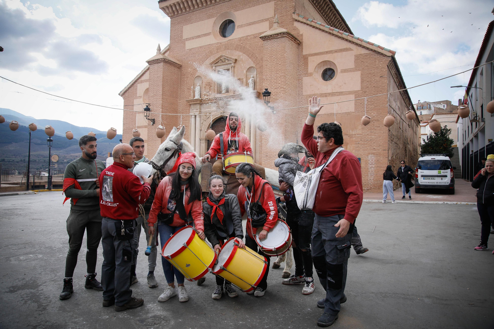 Las mejores imágenes del cierre de fiestas en Fiñana con "Las Ollas"