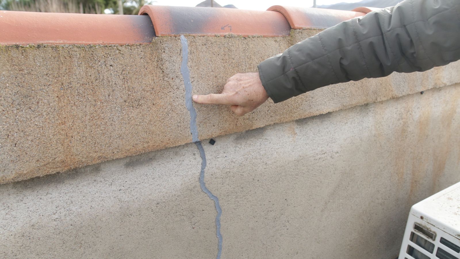 El exterior también está 'rajado'.